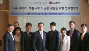 LG전자가 프리미엄 시니어타운 '더 클래식 500'과 시니어 케어 제품/서비스 공동 개발 MOU를 체결하며 미래 신규 서비스 발굴에 나섰다. 2일 '더 클래식 500'에서 열린 MOU 체결식에서 LG전자 CTO부문 이철배 전무(오른쪽에서 네번째)와 '더 클래식 500' 박동현 사장(오른쪽에서 다섯번째)이 기념촬영을 하고 있다.