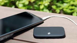 LG G5와 프렌즈 기기 중 하나인 하이파이 플러스가 함께 놓여있습니다.