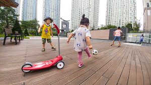 공놀이를 하는 어린 여자 아이의 뒷모습