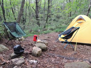 캠핑장에 텐트 친 모습