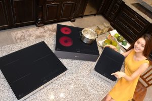 서울 강남구 도산대로에 위치한 LG 베스트샵 강남본점에서 모델이 화력을 강화한 전기레인지 신제품 3종을 소개하고 있다. 왼쪽부터 3구 인덕션 전기레인지, 하이브리드 전기레인지, 1구 인덕션 전기레인지.