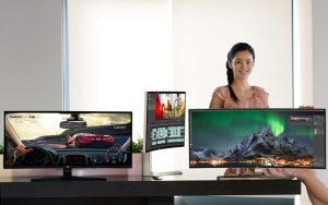 : LG전자가 30일 21:9 화면비로는 세계최대 크기인 38인치 울트라와이드 모니터(모델명: 38UC99)를 공개했다. 이 제품은 24인치 모니터 2대를 나란히 붙여 사용하는 것보다 화면이 더 넓어 여러 작업을 동시에 하는 멀티 태스킹에 최적화됐다. LG전자는 게임에 특화한 신제품(모델명: 34UC79G)도 함께 선보였다. 이 제품은 1초에 화면을 144장까지 보여줘 빠르게 바뀌는 화면도 부드럽게 보여준다. LG전자 모델이 21:9 울트라와이드 모니터 신제품(왼쪽: 34UC79G, 가운데, 오른쪽: 38UC99)을 소개하고 있다.