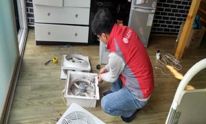 환풍기를 수리고 하는 LG전자 직원 사진