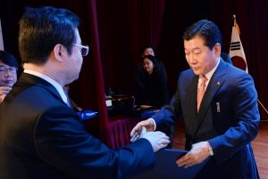 LG전자 대표이사 정도현 사장이 ‘제11회 전자 IT의 날’을 맞아 최고 영예인 금탑산업훈장을 받았다. 정도현 사장(오른쪽)이 26일 서울 삼성동 코엑스에서 ‘2016 한국전자전’ 부대행사로 열린 ‘제 11회 전자 IT의 날’ 기념식에서 산업통상자원부 산업기반실 도경환 실장으로부터 훈장을 수여받고 있다.