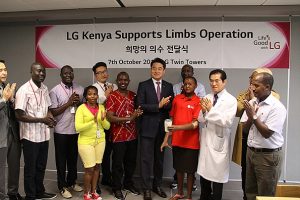 두 팔 잃은 케냐 여성에게 새 삶을 선물한 LG