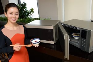 : LG전자 모델이 서울 여의도 LG 트윈타워에서 ‘LG 스마트 인버터 전자레인지’를 소개하고 있다. 이 제품은 1000W(와트)급의 국내 최고 출력과 스마트 인버터 기술을 탑재해 요리시간은 줄였고, 죽, 요거트, 찜 등 다양한 음식의 조리가 가능한 것이 특징이다.