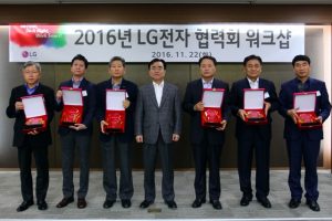 LG전자가 22일 창원2공장에서 100여 개 협력사 대표들과 함께 '2016년 LG전자 협력회 워크숍'을 개최하고, 5개 분야별 우수 협력사를 선정해 시상했다. '기술혁신' 및 '원가절감' 분야에서 'LG전자 동반성장 어워드'를 수상한 6개 협력사 대표들이 LG전자 구매센터장 이시용 전무(가운데)와 함께 기념촬영을 하고 있다.