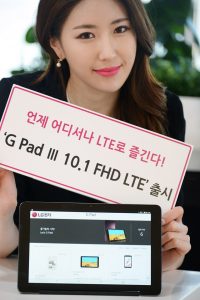 19일 LG전자가 LTE 통신 기능을 탑재하고 화면을 키워 멀티미디어 학습기능을 강화한 ‘G Pad Ⅲ 10.1 FHD LTE’를 출시한다. 이 제품은 10.1인치 풀HD 화면을 탑재했고 최대 70도까지 조절할 수 있는 접이식 ‘킥스탠드’를 채용해 별도 거치대 없이 편리하게 콘텐츠를 즐길 수 있다. 18일 모델이 LG트윈타워에서 ‘G Pad Ⅲ 10.1 FHD LTE’를 소개하고 있다. 출하가는 42만9천 원이다.