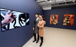 LG전자가 예술의전당 서울서예미술관에서 열리고 있는 '위대한 낙서전'에서 그래피티 예술가들의 작품 제작과정, 행위 예술 등의 영상을 올레드 TV의 또렷한 화질로 소개하고 있다. 관람객들이 사회, 정치적 메시지를 담은 작품으로 유명한 '오베이 자이언트(Obey Giant)'가 그라피티 작품을 만드는 과정을 살펴보고 있다.