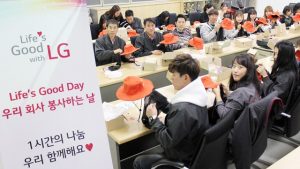 서울, 평택, 창원 등 전국 5개 사업장에 근무하는 LG전자 임직원 400여 명은 오는 19일까지 점심시간을 활용해 ‘착한 모자 만들기’ 봉사활동을 펼친다. 8일 평택 사업장에 근무하는 임직원들이 점심시간에 모여 아프리카 아이들의 눈 건강을 지켜줄 '착한 모자'를 만들고 있다.