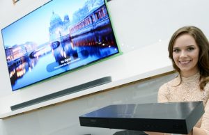 LG전자가 현지시간 5일부터 8일까지 미국 라스베이거스에서 열리는 'CES 2017'에서 울트라HD 화질, HDR 등의 초고화질 콘텐츠를 볼 수 있는 블루레이 플레이어를 공개한다. LG전자 모델이 제품을 소개하고 있다