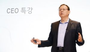 LG전자 조성진 부회장이 20일 평택 러닝센터에서 열린 '글로벌 영업∙마케팅 책임자 워크샵'에서 올해 사업 전략을 설명하고 있다.
