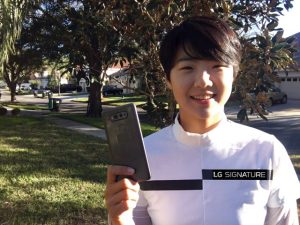 LG전자가 세계 무대에서 활약하는 여자 프로골퍼 전인지 선수와 박성현 선수를 공식 후원한다. 'LG 시그니처' 로고가 표기된 옷을 입은 박성현 선수가 LG V20를 들고 환하게 웃고 있다.