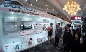 LG전자가 해외 시장에 출시하는 생활가전 全 제품에 고효율, 고성능, 저소음 등에 탁월한 인버터 기술을 적용해 LG 가전의 프리미엄 이미지를 강화한다. LG전자 태국법인이 2일 방콕 센타라 그랜드(Centara Grand)호텔에서 개최한 '인버터 가전 공개 행사'에서 주요 거래선들이 LG 듀얼쿨(DUALCOOL) 인버터 에어컨을 보고 있다.