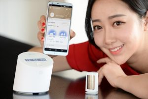 LG전자가 사용자와 대화하는 인공지능 ‘스마트씽큐 허브 2.0’(왼쪽에서 첫번째)을 비롯해 실내 공기관리를 도와주는 ‘에어스테이션’(왼쪽에서 두번째), ‘솔라셀 온습도센서’ (왼쪽에서 세번째)등 홈 IoT 기기 3종을 각각 출시하며 스마트홈 시장 공략을 가속화한다.