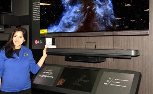 'LG 사운드 바(모델명: SJ9)'가 미국의 타임(Time), 포춘(Fortune), 프랑스 레뉴메리끄(Les Numeriques) 등 유력 매체들로부터 "현존 최고 사운드 바", "최상의 몰입감" 등 사운드 성능에 대한 찬사를 받고 있다. 이 제품은 돌비社의 첨단 입체음향 기술인 '돌비 애트모스(Dolby ATMOS)' 등을 적용해 영화관처럼 입체감 있는 사운드를 제공한다. 미국 뉴저지주에 위치한 가전 매장 베스트바이(Bestbuy)에서 판매원이 'LG 사운드 바'를 소개하고 있다.