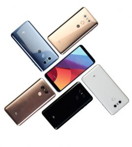 - ‘LG G6+’는 128GB 내장메모리로 기존 64GB보다 2배 더 넉넉한 용량을 갖췄고, 표준규격인 치(Qi) 방식의 무선 충전 기능도 탑재된다. 빛을 굴절시키는 렌즈의 원리를 활용한 렌티큘러 필름을 ‘LG G6+’ 후면에 적용해 세련미를 극대화했다. 색상은 ‘옵티컬 아스트로 블랙’, ‘옵티컬 테라 골드’, ‘옵티컬 마린 블루’ 등 3가지다. 하이파이 쿼드 댁이 제공하는 명품 사운드를 제대로 즐길 수 있도록 B&O 플레이 번들이어폰도 제공한다. 왼쪽부터 LG G6+ 옵티컬 마린 블루, 옵티컬 테라 골드, 옵티컬 마린 블루, 옵티컬 아스트로 블랙