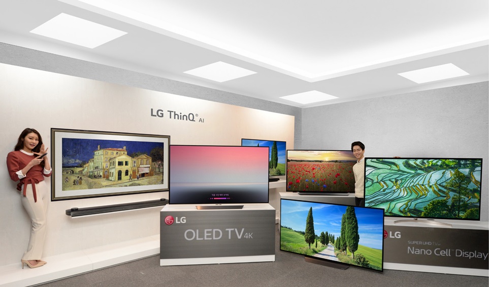 LG전자가 인공지능(AI)을 탑재한 ‘올레드 TV 씽큐(ThinQ)’, ‘슈퍼 울트라HD TV 씽큐’ 등 2018년형 ‘씽큐 TV’를 CES 2018에서 공개한다. ‘LG 씽큐 TV’는 독자 인공지능 플랫폼인 ‘딥씽큐(DeepThinQ)’와 구글의 인공지능 비서 ‘구글 어시스턴트(Google Assistant)’를 탑재해 더욱 편리하고 다채로운 TV 사용 경험을 제공한다. LG전자 모델이 '씽큐 TV' 라인업을 소개하고 있다. 