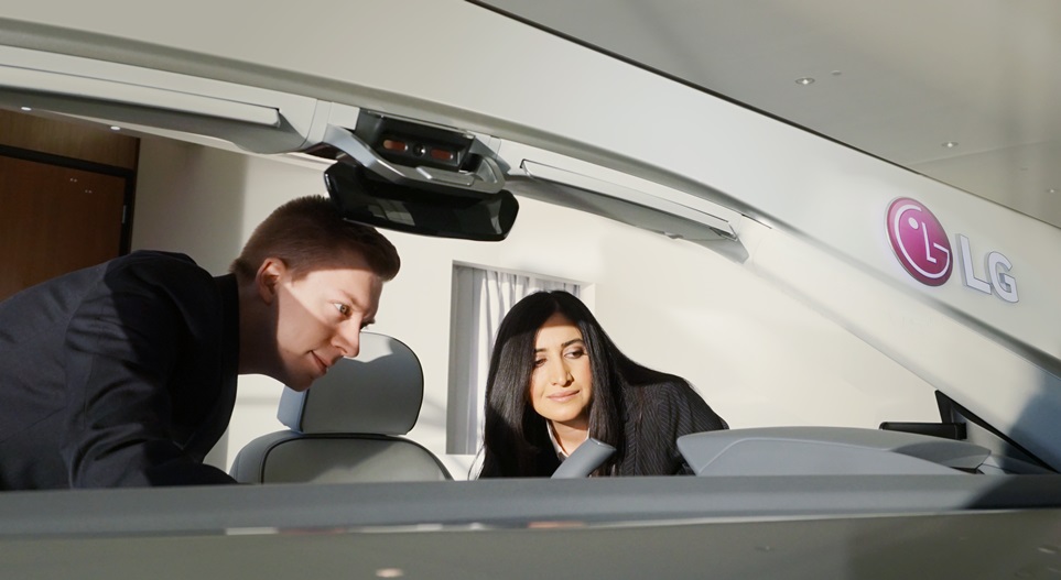 LG전자가 2년 연속 디트로이트 모터쇼에 참가, 14일부터 18일까지 글로벌 완성차 고객들을 대상으로 자동차 핵심 부품을 전시하는 비공개 부스를 운영한다. 사진은 LG전자 직원이 부스에 전시된 디지털 콕핏(Digital Cockpit)을 소개하는 모습.