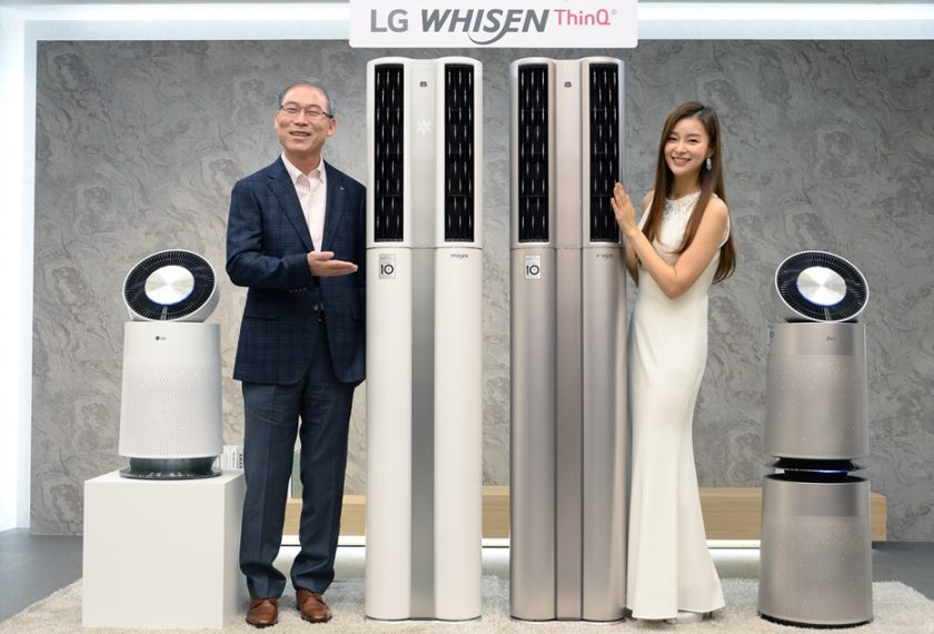 LG전자가 18일 서울 여의도 LG트윈타워에서 '2018년형 휘센 에어컨' 신제품발표회를 열었다. LG전자 H&A사업본부장 송대현 사장이 모델과 함께 '휘센 씽큐 에어컨'을 소개하고 있다.