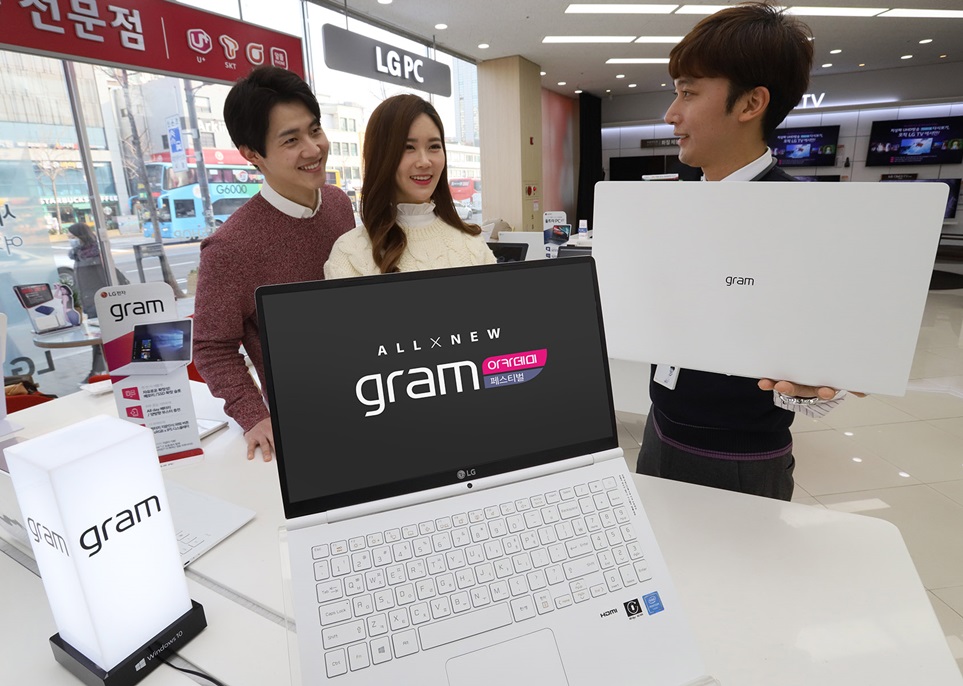 LG전자가 7일 2018년형 'LG 그램' 신제품을 국내에 출시하며 본격적인 마케팅을 시작한다. 'LG 그램' 구매 고객들에게 모델에 따라 인기게임, 사진 및 동영상 편집 프로그램, 오피스 사용권,  USB-PD 충전기 등을 증정한다. 'LG 그램'은 저장장치를 추가로 장착할 수 있는 슬롯, 최대 31시간 사용 가능한 배터리, 강력한 내구성, 편의성 등을 갖췄다. LG전자 모델들이 가전 매장에서 'LG 그램'을 살펴보고 있다.  