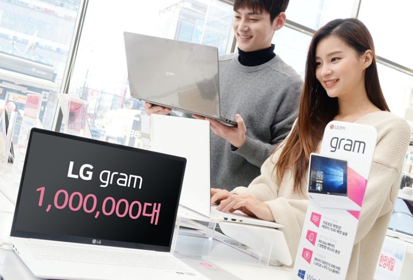 LG전자 노트북 'LG 그램'이 국내에서 누적 판매 100만대를 돌파했다. 첫 출시된 2014년 12만 5천대에서 2017년 35만대로 판매량이 빠르게 늘며 노트북 시장을 대표하는 브랜드로 자리잡았다. LG전자 모델들이 LG 베스트샵 매장에서 LG 그램을 살펴보고 있다.