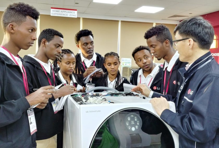 LG전자는 11일부터 일주일간 에티오피아 학생 7명을 두바이서비스법인에 초청해 연수 기회를 제공하고 있다. 학생들이 LG 시그니처 세탁기에 대한 설명을 듣고 있다.
