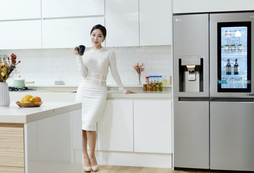 LG전자가 '노크온 매직스페이스'를 탑재한 양문형 얼음정수기냉장고를 출시하며 '노크온 매직스페이스' 냉장고 라인업을 지속 확대한다. 국내 출시된 양문형 냉장고 중 '노크온 매직스페이스'가 적용된 제품은 이번이 처음이다.