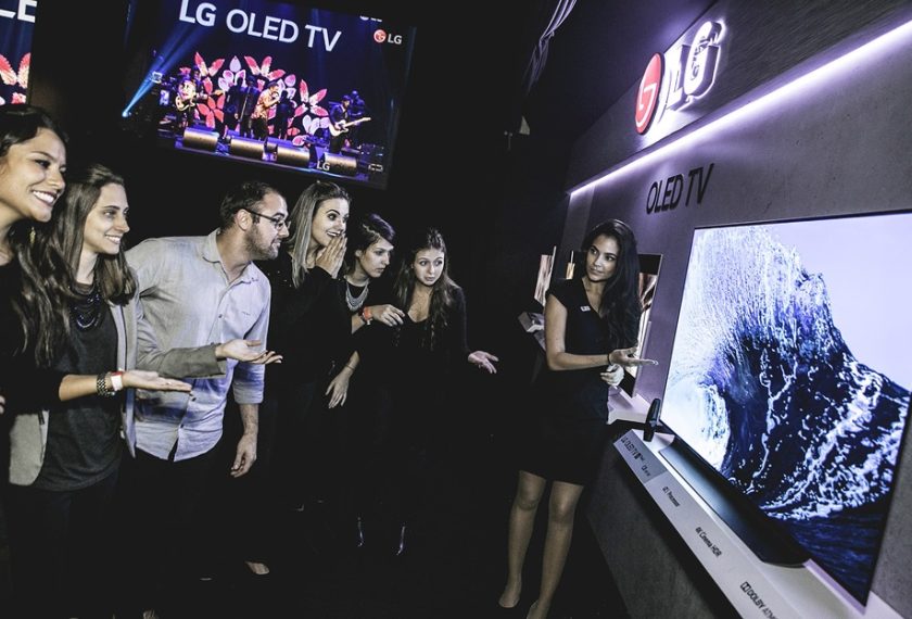 LG전자가 브라질 상파울루에서 주요 거래선과 미디어 관계자들이 참석한 가운데, 독자 인공지능 플랫폼을 적용한 ‘LG 올레드 TV AI ThinQ(씽큐)’등 2018년형 LG TV 신제품 발표회를 열었다. LG전자 모델이 인공지능 올레드 TV를 소개하고 있다.