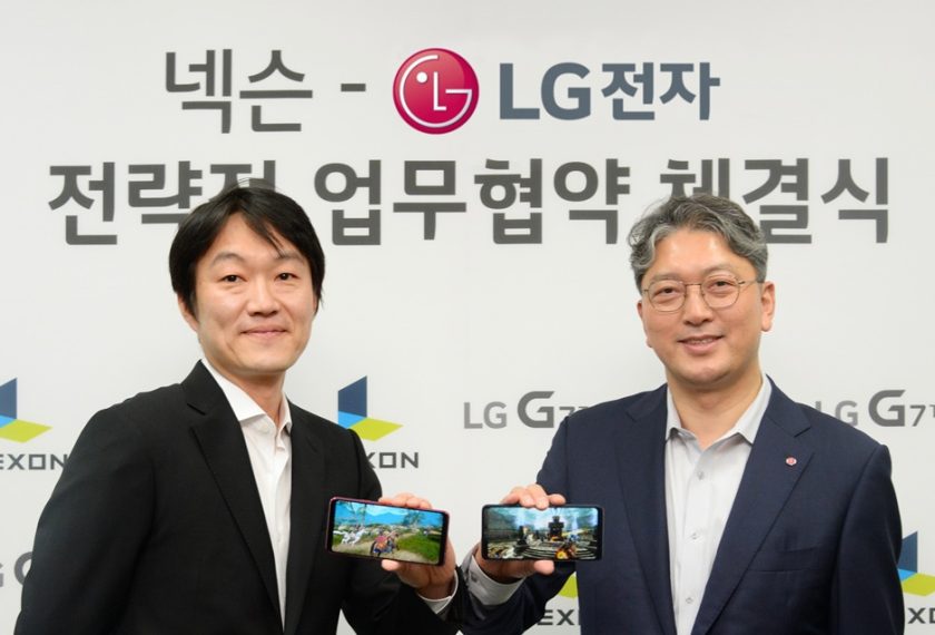LG전자 한국모바일그룹장 이상규 부사장(오른쪽)과 넥슨 이정헌 대표(왼쪽)이 LG G7 ThinQ 로 카이저 게임을 소개하고 있다.