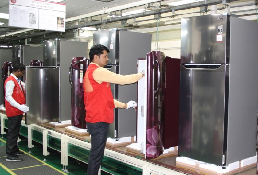 LG전자가 인도에서 생산하고 판매하는 고효율 냉장고를 통해 유엔기후변화협약(UNFCCC) 집행위원회로부터 탄소배출권 17만 3천 톤을 인정받았다. LG전자 인도 냉장고 생산라인에서 법인 직원들이 냉장고를 생산하고 있다.