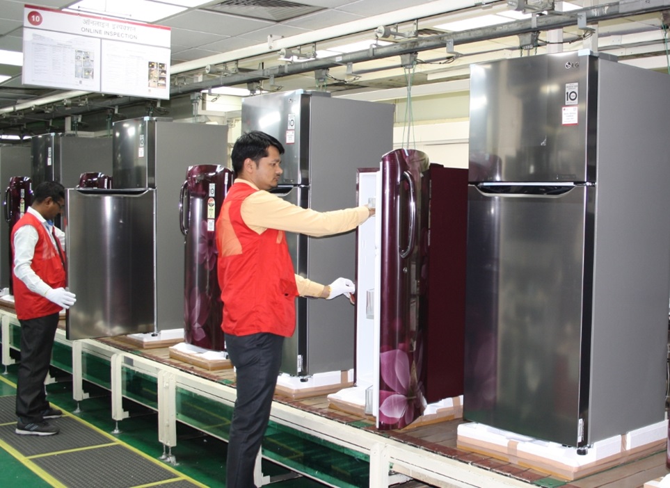 LG전자가 인도에서 생산하고 판매하는 고효율 냉장고를 통해 유엔기후변화협약(UNFCCC) 집행위원회로부터 탄소배출권 17만 3천 톤을 인정받았다. LG전자 인도 냉장고 생산라인에서 법인 직원들이 냉장고를 생산하고 있다.