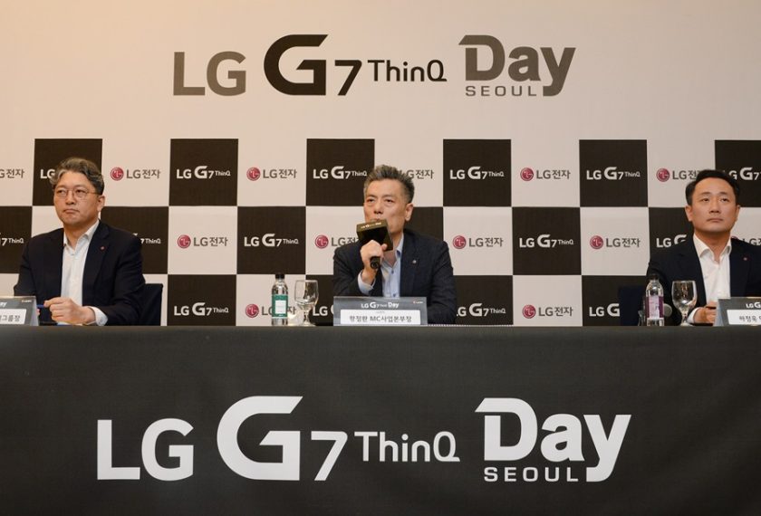3일 서울 용산역 컨벤션홀에서 열린 LG G7 씽큐 공개 기자간담회에서 MC사업본부장 황정환 부사장(가운데)이 신제품과 사업방향에 대해 발표하고 있다.