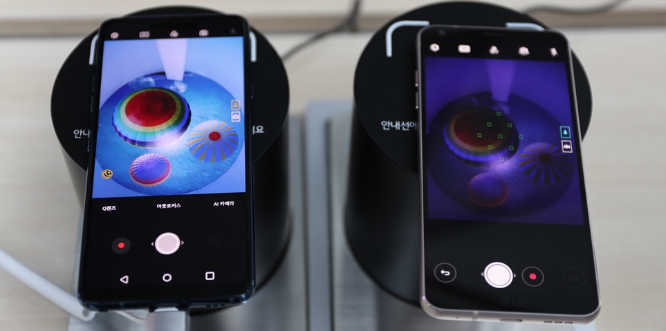 'LG G7 ThinQ'(왼쪽)와 'LG G6'(오른쪽)의 어두운 곳 촬영 장면 비교