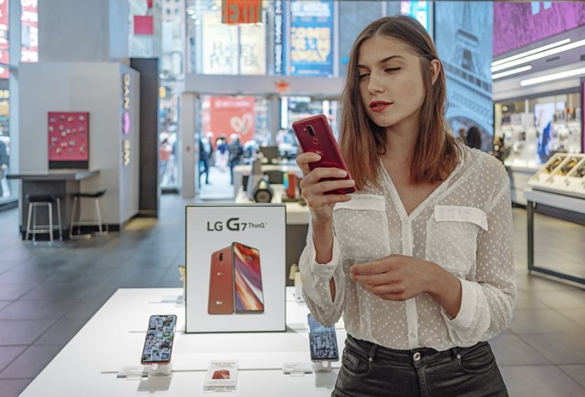 LG전자가 현지시간 1일 전략 스마트폰 LG G7 ThinQ를 미국 버라이즌, T모바일, 스프린트, US셀룰러 등과 캐나다 벨, 로저스, 텔러스 등 북미 주요 이동통신사를 통해 출시했다. LG G7 ThinQ는 베스트바이 등 전자제품 판매점은 물론, LG전자 프리미엄폰 최초로 구글 프로젝트 파이(Project Fi)를 통해서도 출시된다. 미국 뉴욕의 이동통신사 매장에서 LG전자 모델이 얇고 가벼운 디자인으로 한 손으로도 편리하게 사용할 수 있는 LG G7 ThinQ를 소개하고 있다.