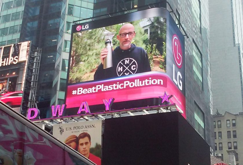 LG전자는 세계 환경의 날을 맞아 미국 뉴욕과 영국 런던에서 환경보호를 위해 플라스틱을 줄이자는 내용의 캠페인을 진행하고 있다. 뉴욕 타임스스퀘어/런던 피커딜리에 있는 LG전자 전광판에서 환경보호 캠페인 영상을 상영하고 있다.