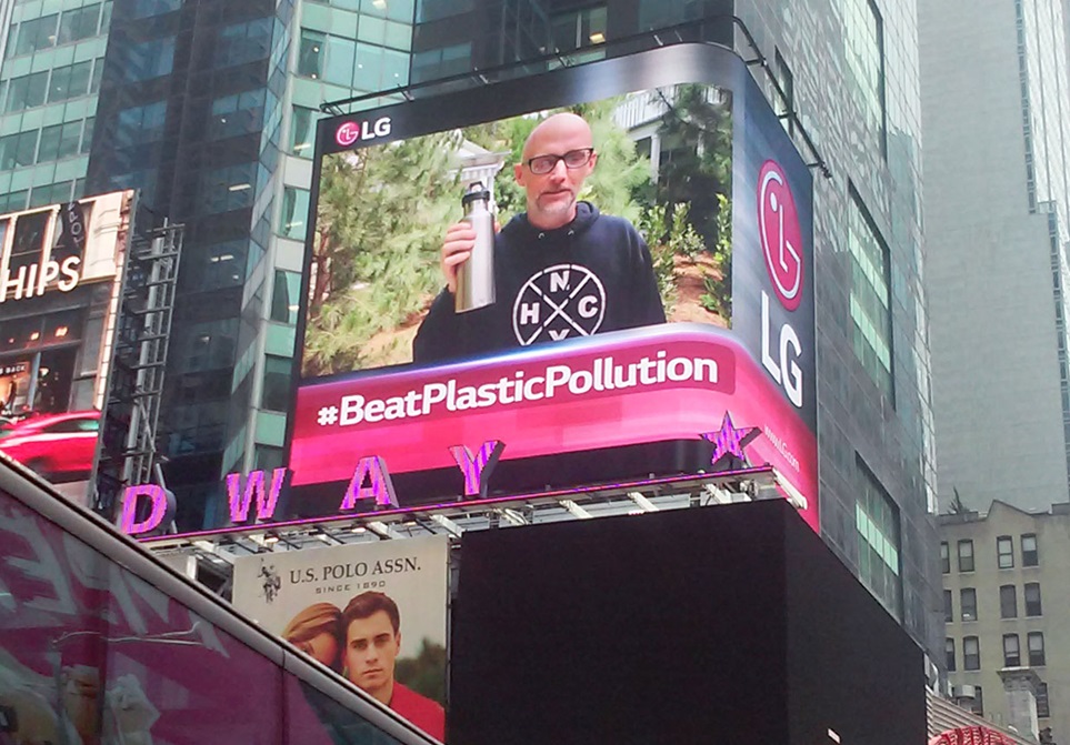 LG전자는 세계 환경의 날을 맞아 미국 뉴욕과 영국 런던에서 환경보호를 위해 플라스틱을 줄이자는 내용의 캠페인을 진행하고 있다. 뉴욕 타임스스퀘어/런던 피커딜리에 있는 LG전자 전광판에서 환경보호 캠페인 영상을 상영하고 있다.