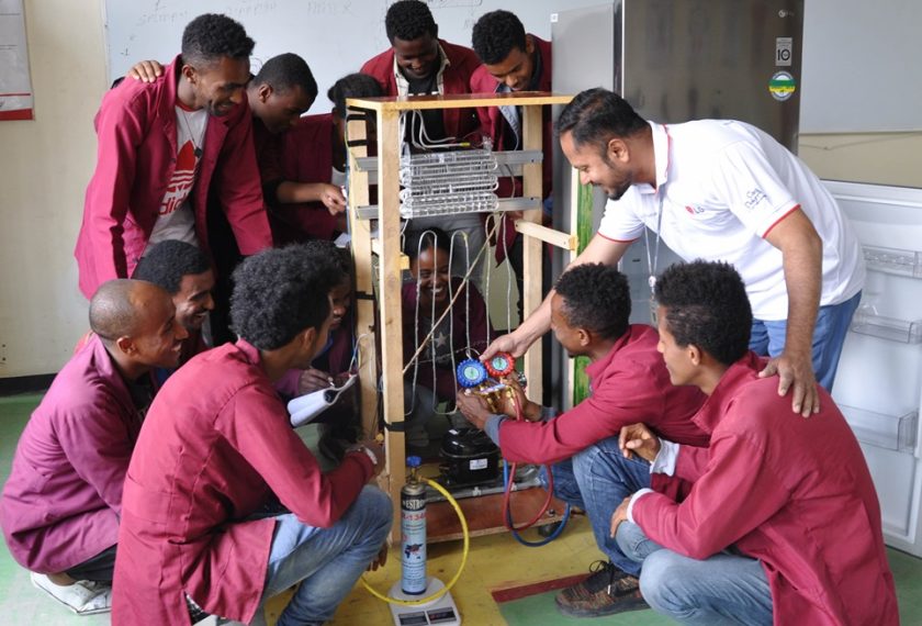 LG전자가 기술명장을 꿈꾸는 에티오피아 우수 인재들의 자립을 돕는다. 4일(현지시간) 에티오피아 수도 아디스아바바에 있는 LG-KOICA 희망직업훈련학교에서 학생들이 애프터서비스 전문가에게 제품 수리 노하우를 배우고 있다.