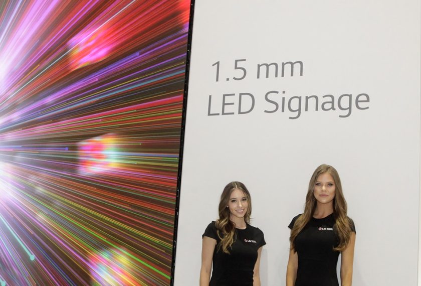 LG전자 모델이 1.5mm 픽셀피치로 실내에서도 선명한 화질을 구현할 수 있는 LED 사이니지를 소개하고 있다.
