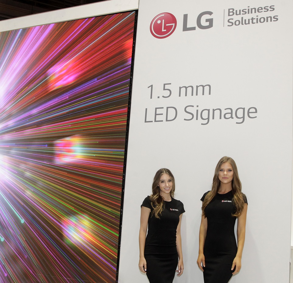 LG전자 모델이 1.5mm 픽셀피치로 실내에서도 선명한 화질을 구현할 수 있는 LED 사이니지를 소개하고 있다.   