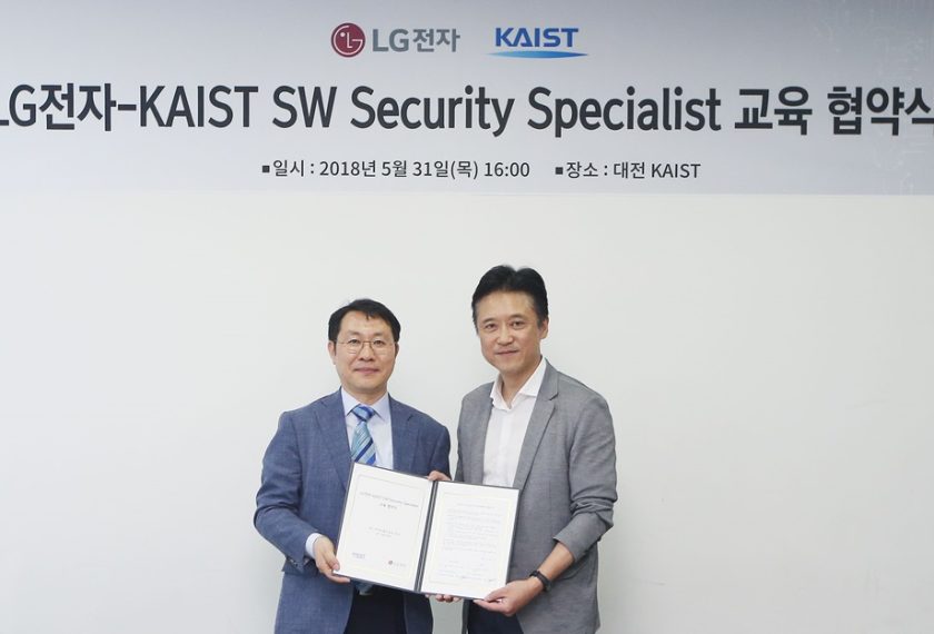 LG전자가 KAIST(카이스트)와 손잡고 소프트웨어 보안전문가를 적극 육성한다. 5월 31일 대전 KAIST에서 열린 협약식에서 이규은 LG전자 SW개발전략실장(왼쪽)과 김용대 KAIST 사이버보안연구센터장(오른쪽)이 협약서를 맞들고 있다.