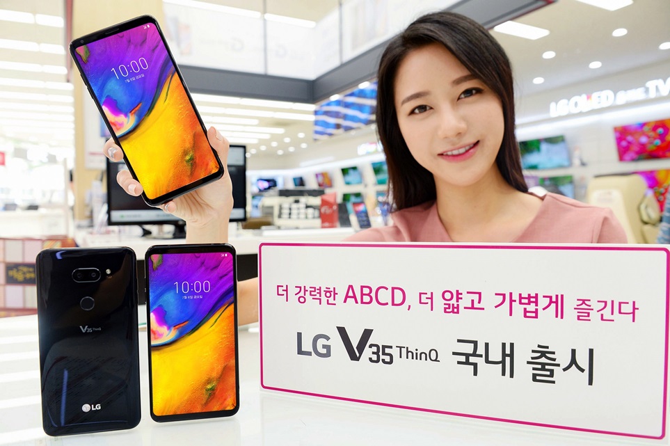 LG전자가 6일 프리미엄 스마트폰 LG V35 ThinQ를 이동통신 3사와 자급제 채널을 통해 국내시장에 출시한다. LG전자 모델이 LG V35 ThinQ를 소개하고 있다.