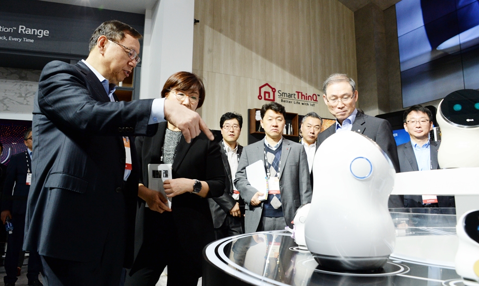 'CES 2017'에서 처음 선보인 로봇을 살펴보는 LG전자 조성진 CEO