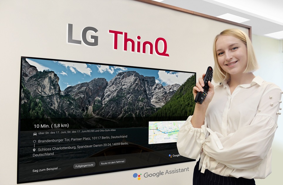 모델이 'LG 올레드 TV AI 씽큐'에 탑재된 구글 어시스턴트를 이용해 독일 지도 정보를 검색하고 있다 .