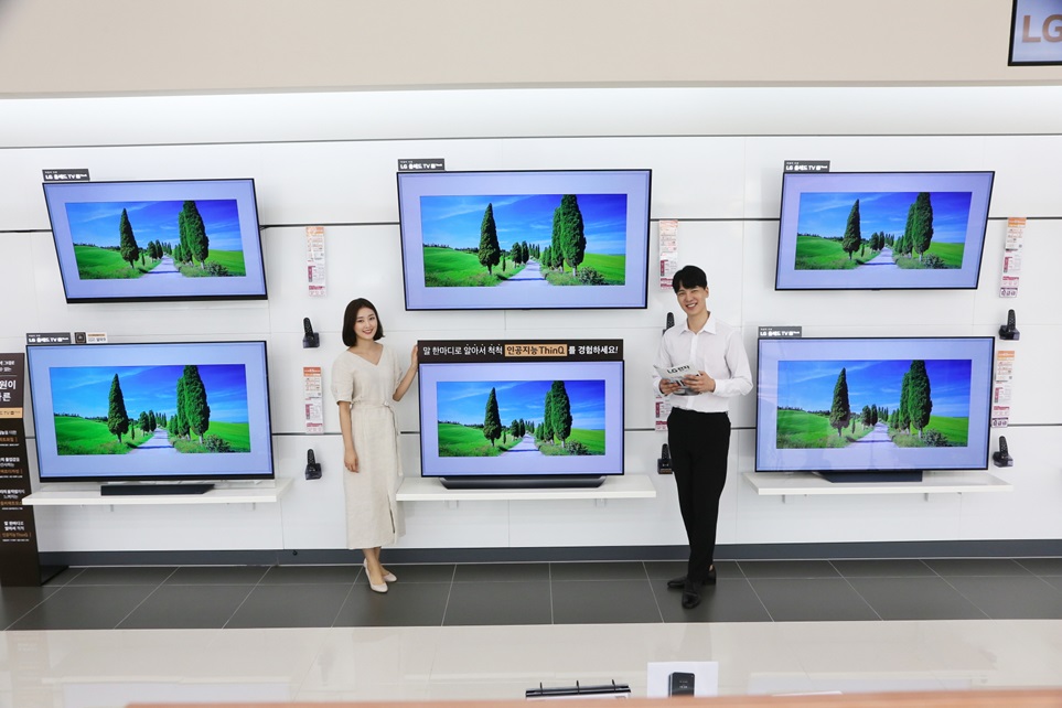 ‘LG 올레드 TV’ 가격 200만원 ‘문턱’