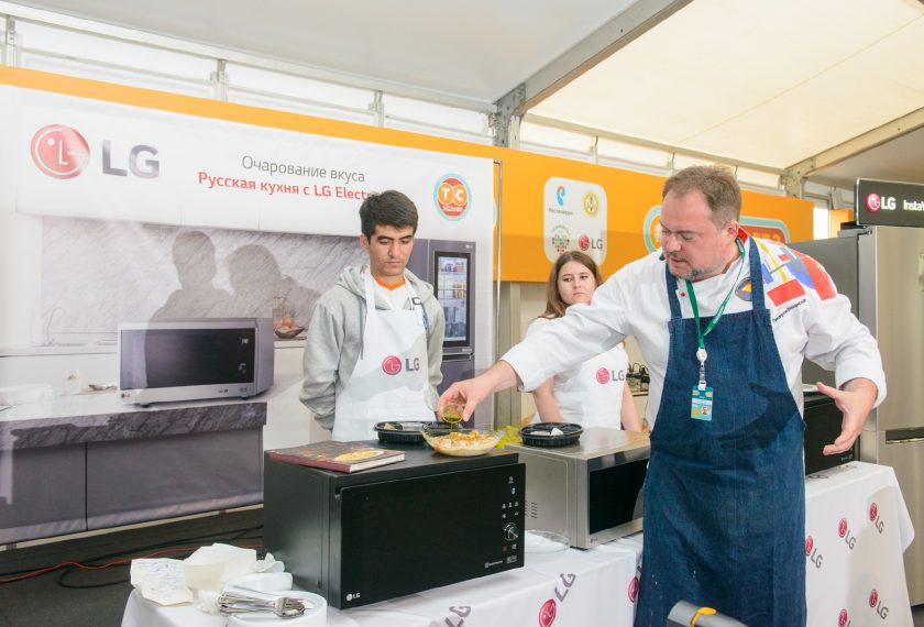 LG전자는 이달 12일까지 진행되는 러시아 최대 유스포럼(Youth Forum)인 ‘테라 샤인치아 2018’을 공식 후원하고 있다. 러시아 출신의 셰프인 블라드 피스쿠노프(Vlad Piskunov)가 LG광파오븐을 이용한 요리교실을 진행하고 있다.