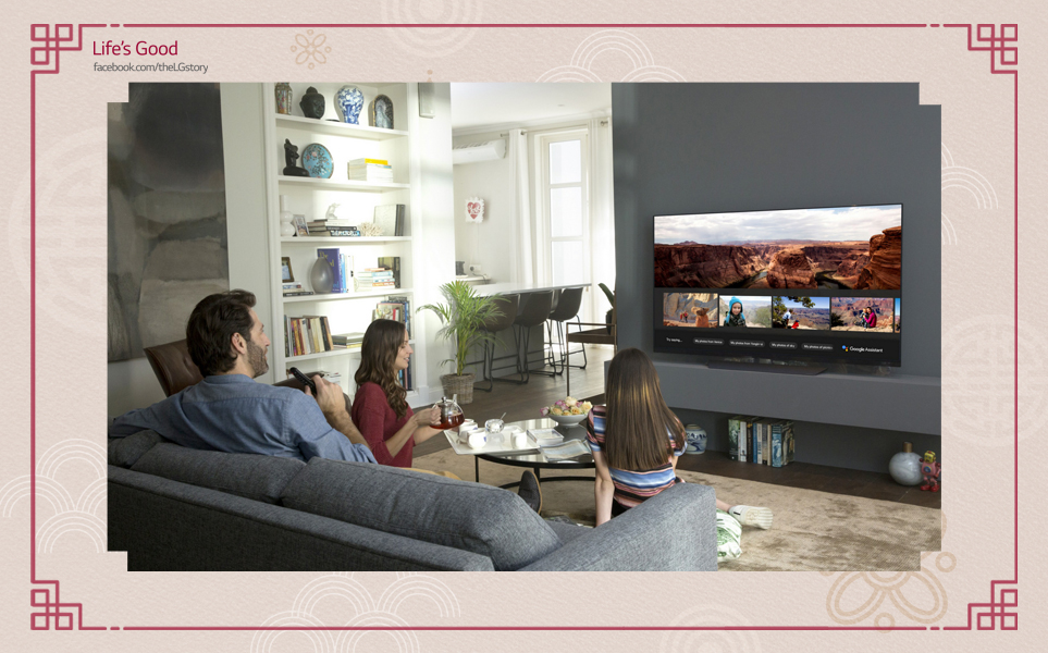 'LG 올레드 TV 씽큐 AI' 시청하는 가족