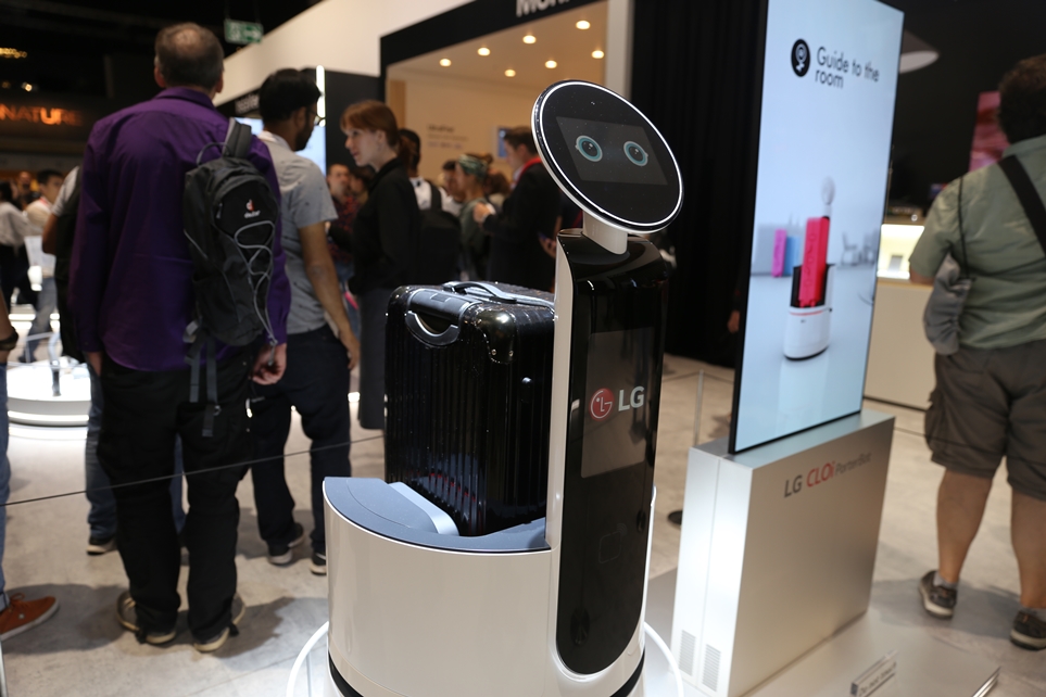'IFA 2018'에 전시된 LG 클로이 포터 로봇