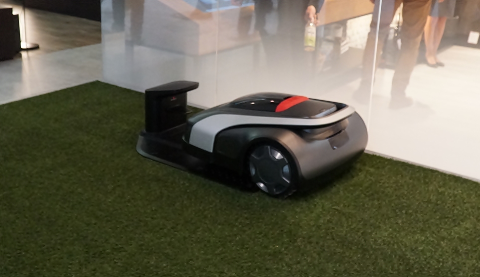 'IFA 2018'에 전시된 LG 클로이 잔디깎이 로봇