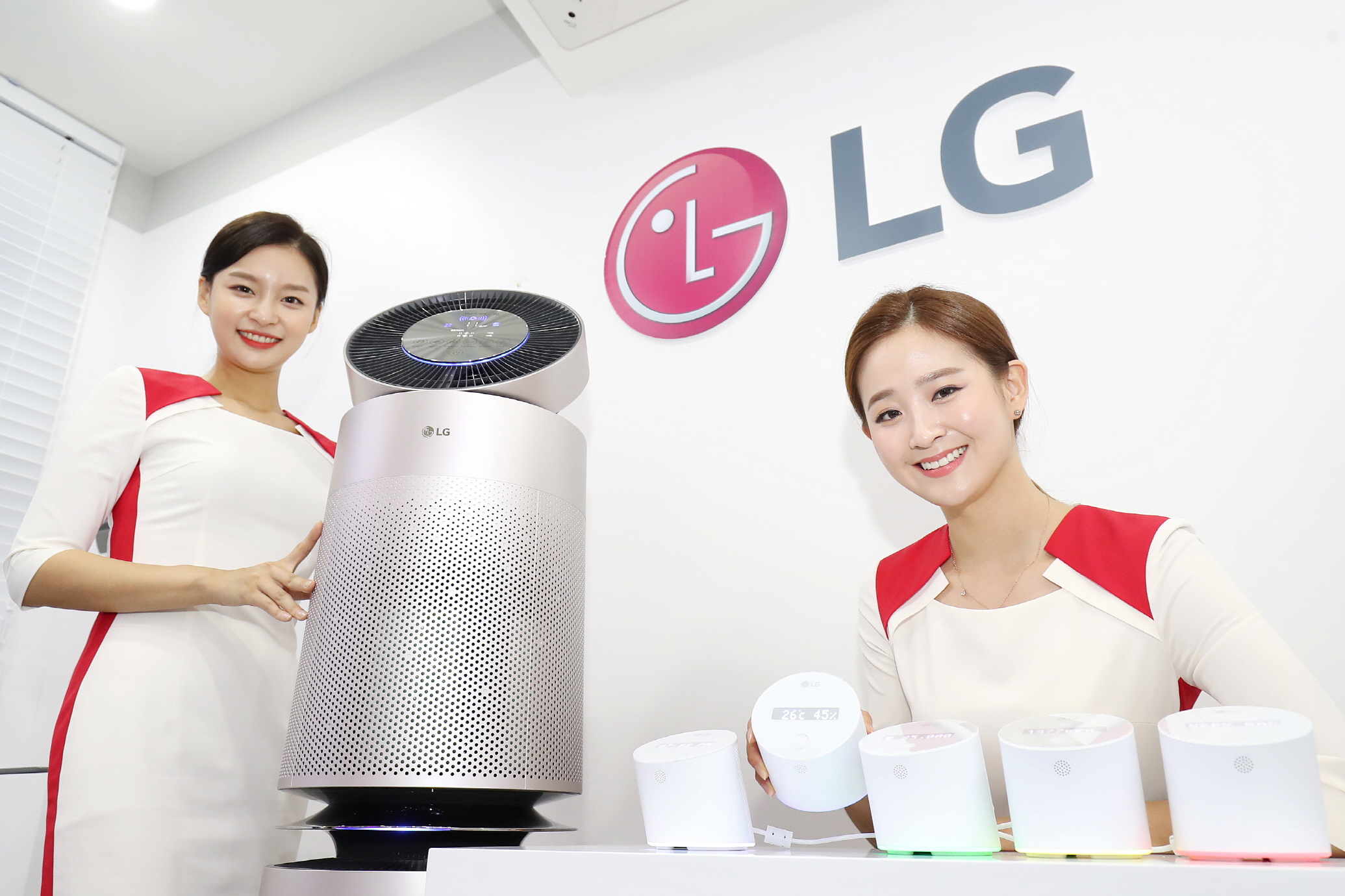  LG전자가 18일부터 20일까지 서울 삼성동 코엑스에서 열리는 제1회 미세먼지 및 공기산업박람회 '에어 페어(Air Fair) 2018'에 참가, 공기질 관리 토털 솔루션을 선보인다. LG전자는 이번 전시회에서 공기질을 관리하는 스마트 기기 ‘LG 센서허브’도 처음 공개했다. 이 제품은 디스플레이와 LED조명을 통해 실내 공기질 정보와 전력사용량을 실시간으로 보여주고 스마트폰 앱과 연동해 에어컨, 공기청정기, 제습기 등 LG 스마트 가전을 제어할 수 있다. 또, 실내 환경에 대한 종합적인 리포트도 제공한다.